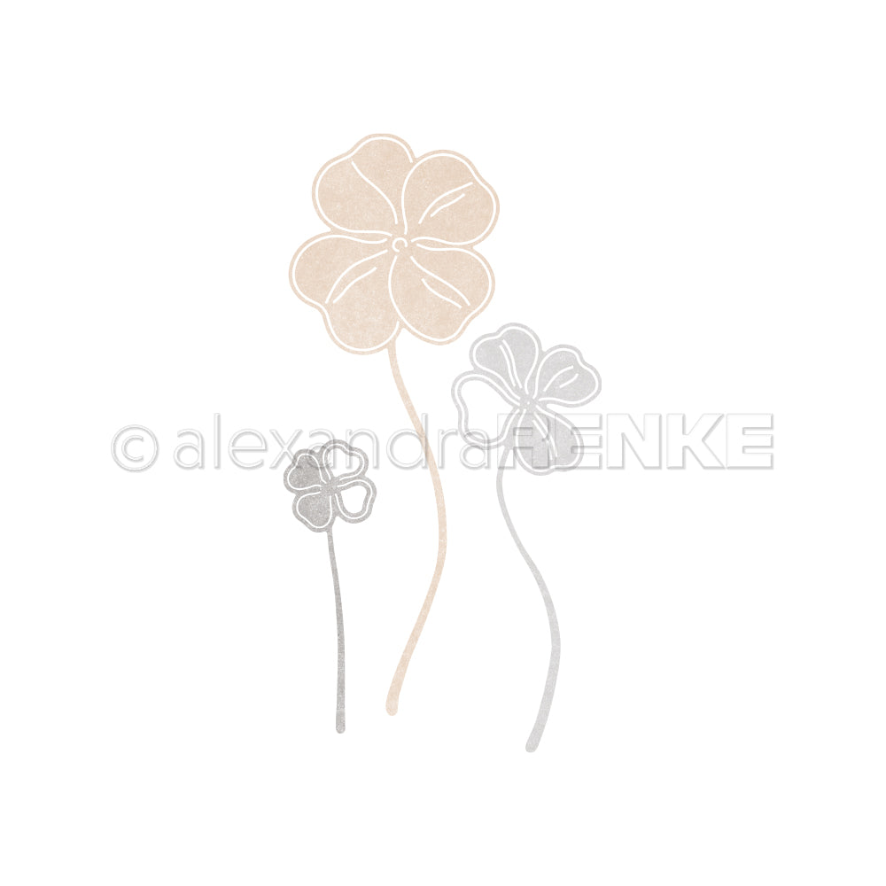 Einfache Illustration von drei umrandeten Blumen - eine beige, zwei grau - auf weißem Hintergrund, inspiriert von Alexandra Renkes Motivstanze Glücksklee Trio Dies.