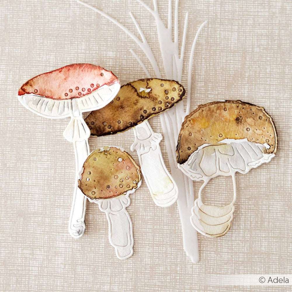 Aquarell-Illustrationen von wilden Pilzen auf einem strukturierten beigen Hintergrund von Alexandra Renke, ideal für inspirierende Stanzsysteme-Projekte oder in Verbindung mit den Motivstanze Glückspilz Duo Dies.