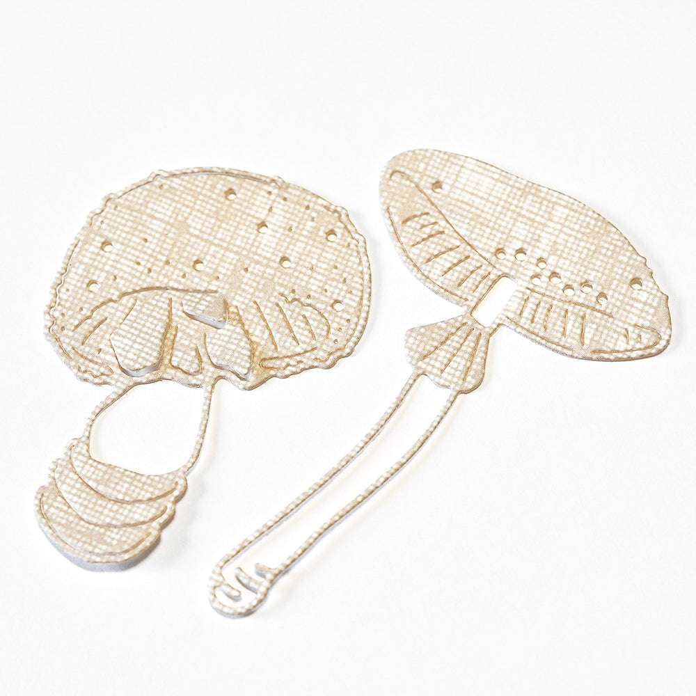 Zwei beige gestickte Pilze - ein dicker Stiel, ein dünner - auf weißem Hintergrund. Ideal zum Veredeln von Projekten mit der Alexandra Renke Motivstanze Glückspilz Duo 2 und DieCut Systemen.