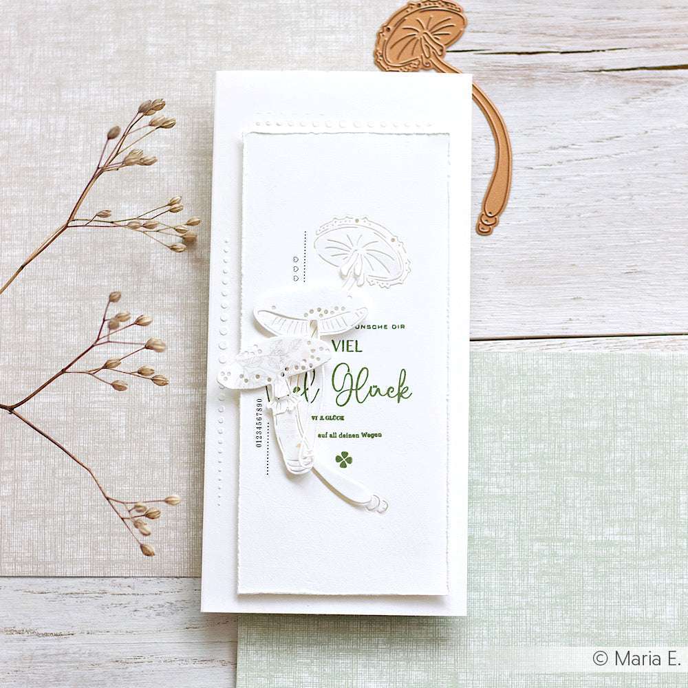 Handgefertigte Karte mit zarten weißen Verzierungen, deutschem Text und neutralen Tönen, hergestellt mit Alexandra Renke Motivstanze Glückspilz Duo 2 für präzise Stanzungen und einzigartige Effekte.