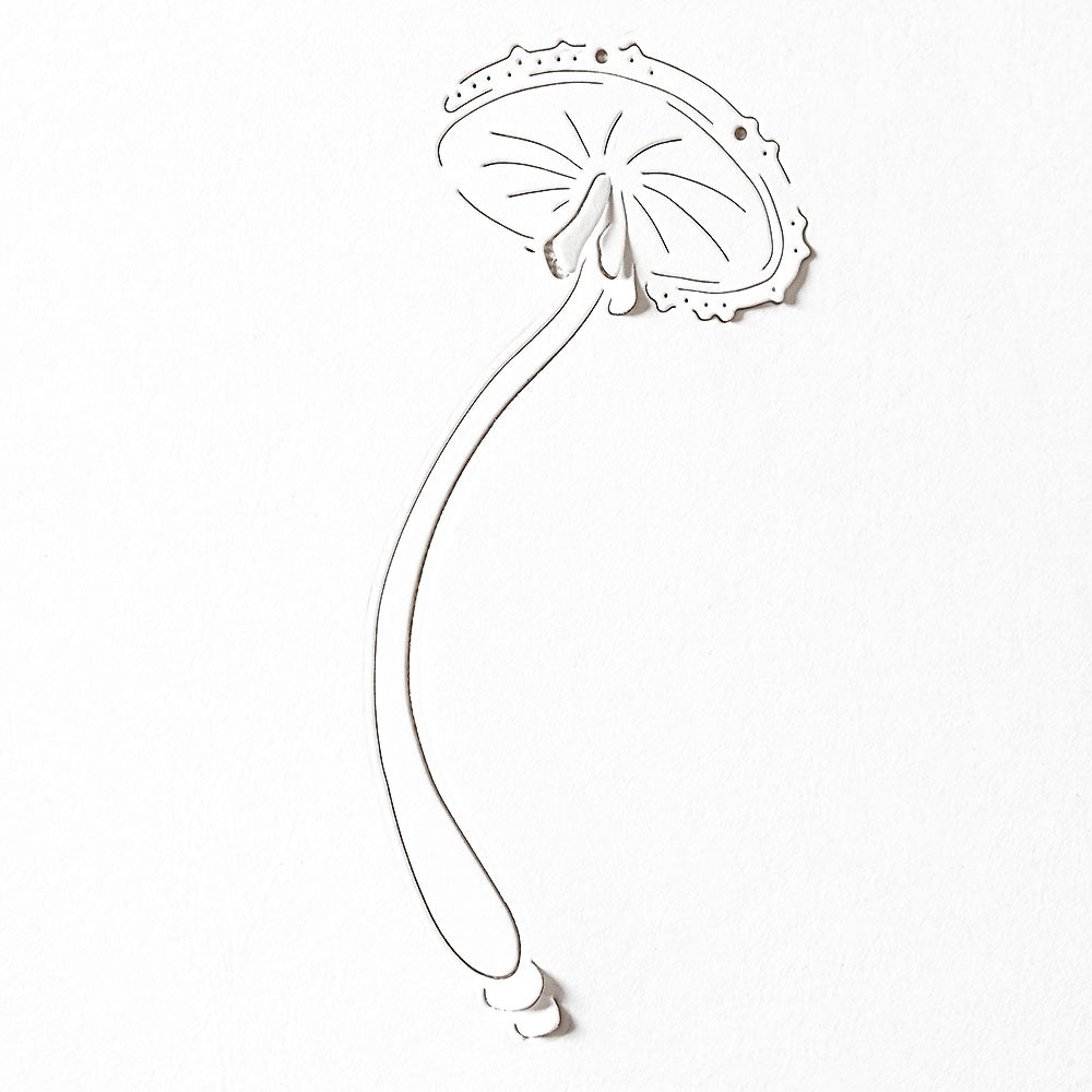 Minimalistische Strichzeichnung eines Pilzes mit langem, gebogenem Stiel und detaillierten Kiemen, inspiriert von Alexandra Renke Designs, auf weißem Hintergrund.