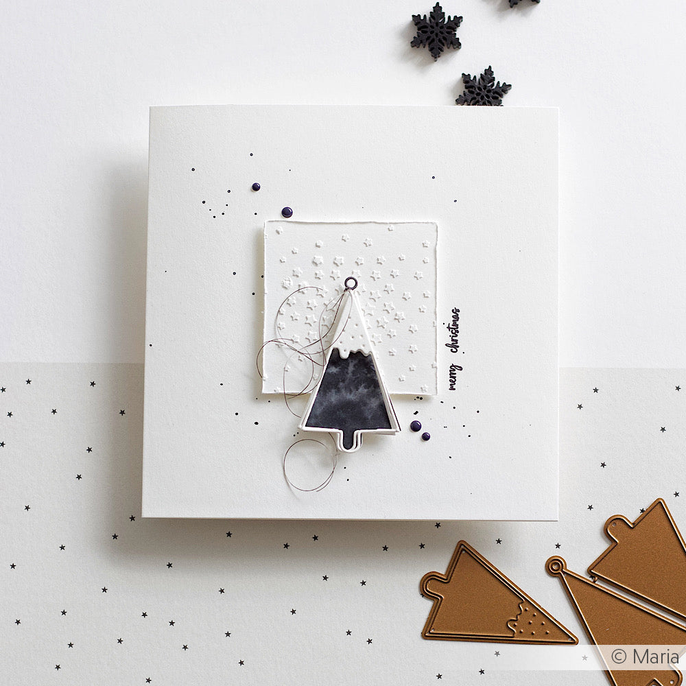 Minimalistische Weihnachtskarte von Alexandra Renke mit einem schwarz-weißen Baum, einem strukturierten Quadrat und dem Text "Frohe Weihnachten" auf weißem Designpapiere-Hintergrund, hergestellt mit DieCut Systemen für einen modernen Look.