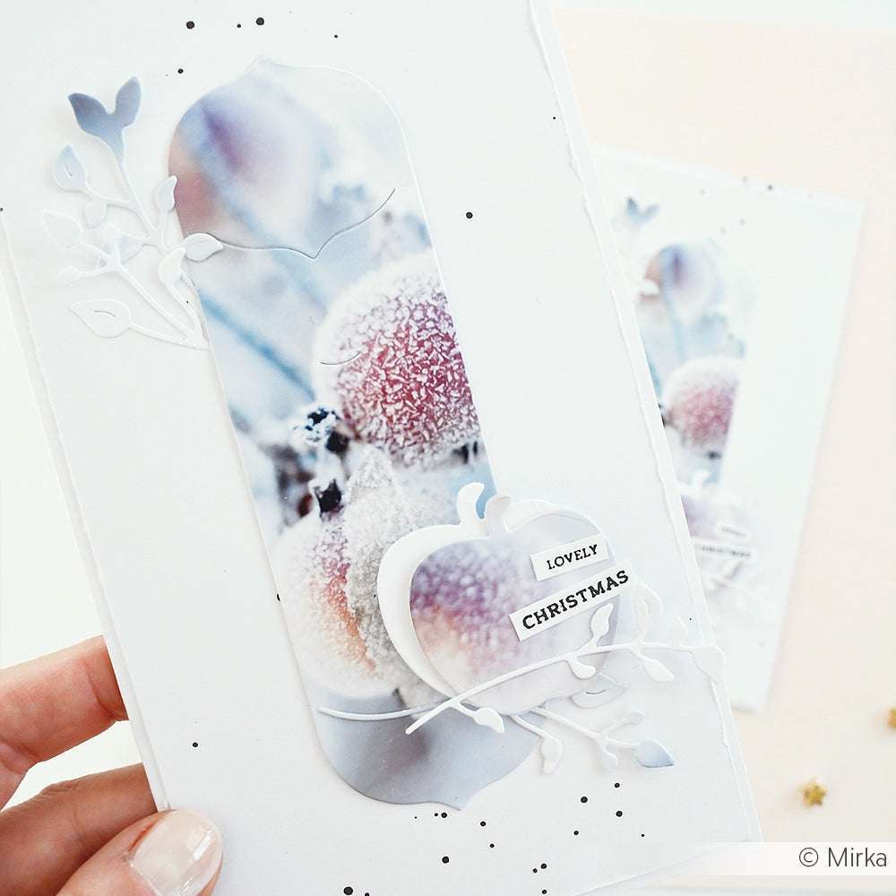 Eine minimalistische Weihnachtskarte von Alexandra Renke mit gefrosteten Beeren, dem Text "Lovely Christmas" und dezenten Akzenten auf weißem Hintergrund.