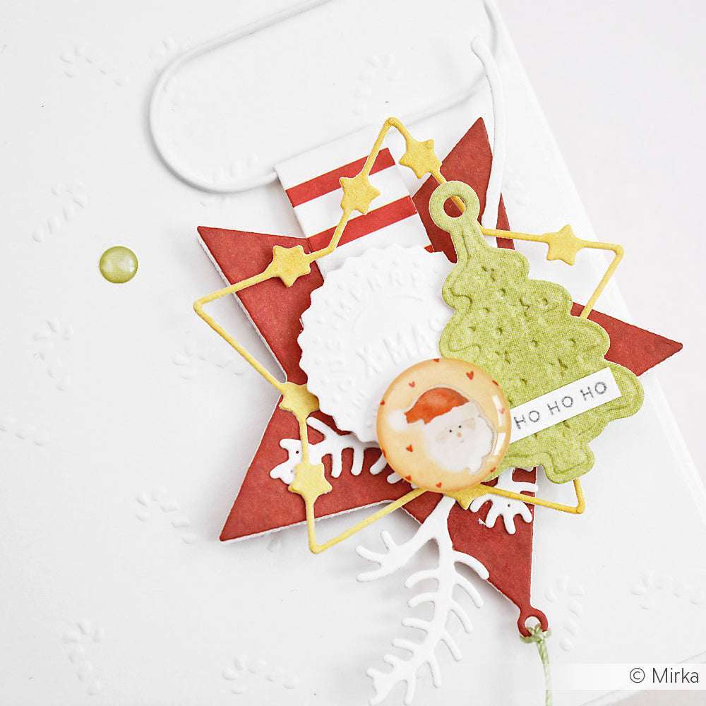 Handgemachte Weihnachtskarte von Alexandra Renke mit roter, grüner und gelber Dekoration - Baum, Stern, Weihnachtsmannknopf und Akzente aus Motivstanze Tannenzweige und festlichem Designpapier.