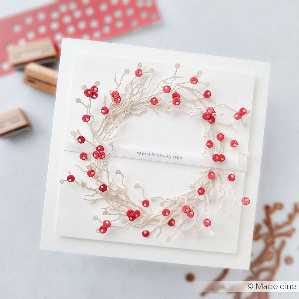 Handgefertigte weiße Karte von Alexandra Renke mit zartem Kranz, roten Beeren, gefertigt aus der Motivstanze Weihnachtliche Blumensammlung und hochwertigem Designpapier, mit dem Text "Frohe Weihnachten".