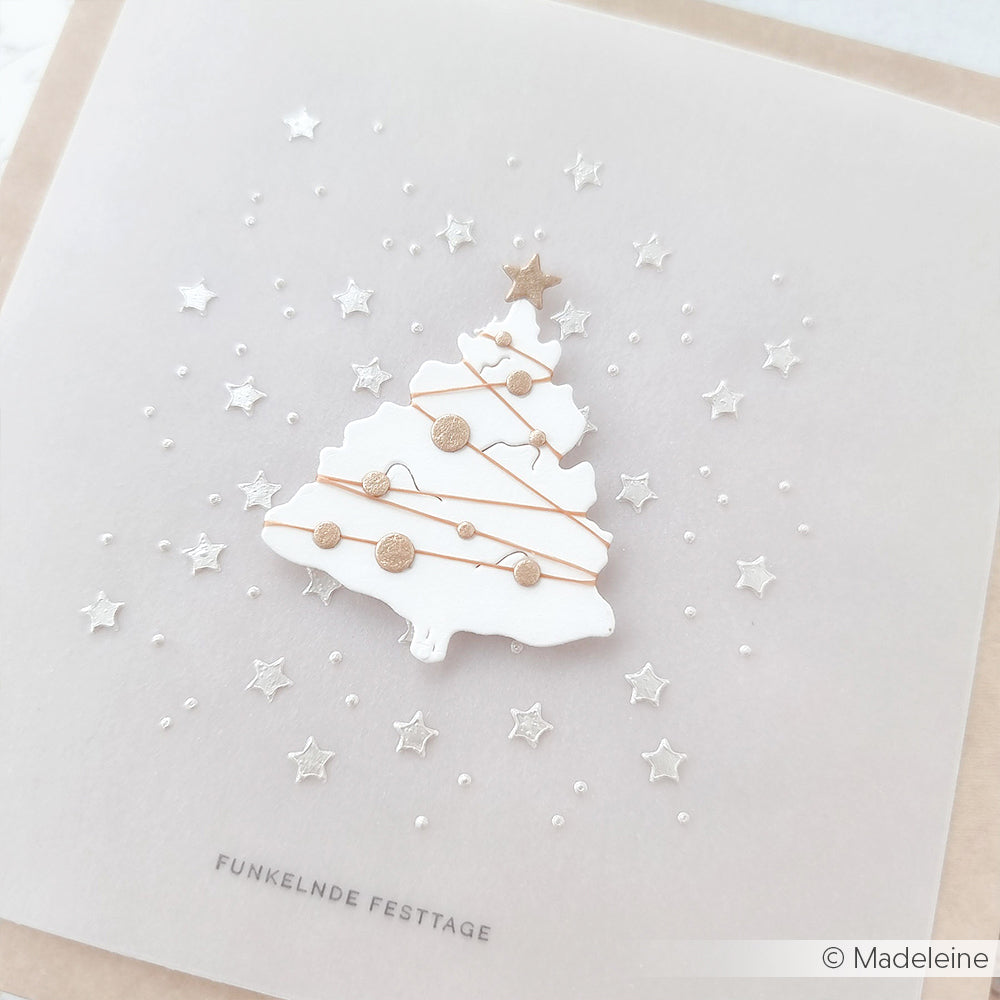 Weiße Weihnachtsbaumkarte von Alexandra Renke mit goldenen Verzierungen und Sternen, darunter der Text "FUNKELNDE FESTTAGE" - perfekt zum Stempeln mit Ihrem Lieblings-Mini Typo Holzstempel.