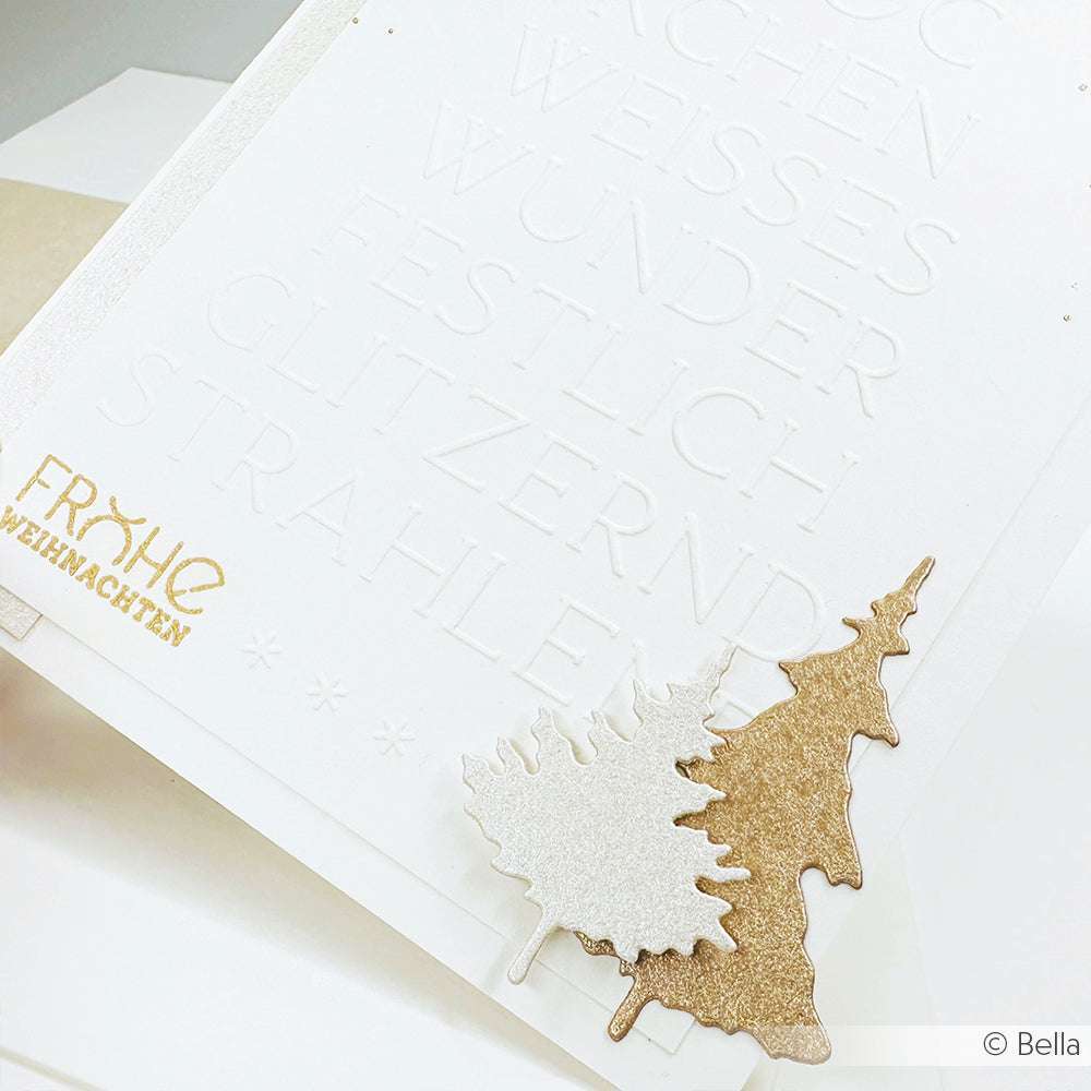 Weiße Weihnachtskarte von Alexandra Renke mit geprägten deutschen Wörtern, goldenem Text "Frohe Weihnachten" und zwei glitzernden Baumformen, die mit der Motivstanze Tannen Trio gestanzt wurden.