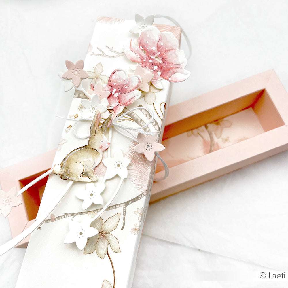 Dekorative Schachtel von Alexandra Renke mit floralen Motiven und einem niedlichen Häschen, hergestellt mit Deep Edge Motivstanzen und PAPPcut®ies in zarten Rosa- und Weißtönen, teilweise geöffnet.