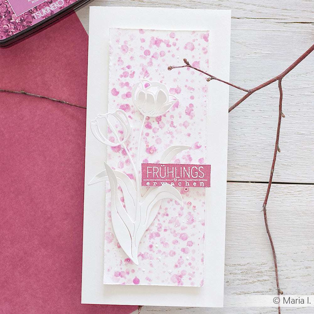 Handgemachte Karte von Alexandra Renke mit weißen Papiertulpen und rosa Sprenkeln. Mit dem Aufkleber "FRÜHLINGS erwachen". Gebastelt mit der Motivstanze Tulpe.