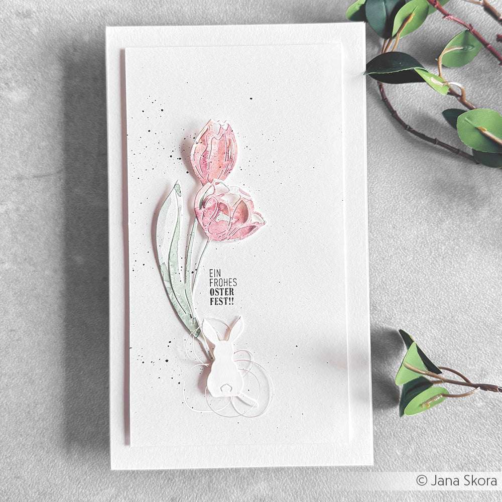 Minimalistische Osterkarte von Alexandra Renke mit rosa Tulpen aus der Motivstanze Tulpe, einem weißen Hasen aus Deep Edge Motivstanzen und "Ein frohes Osterfest!" auf hochwertigem PAPPcut Papier.