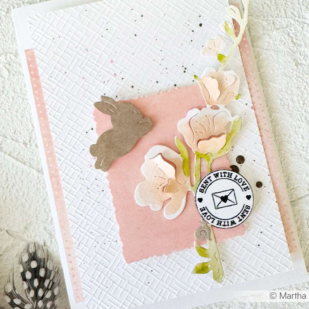 Handgefertigte Karte von Alexandra Renke mit einem Hasen, rosa Blumen aus Deep Edge Motivstanzen und einem "Sent With Love"-Stempel auf strukturiertem weißem Cardstock.