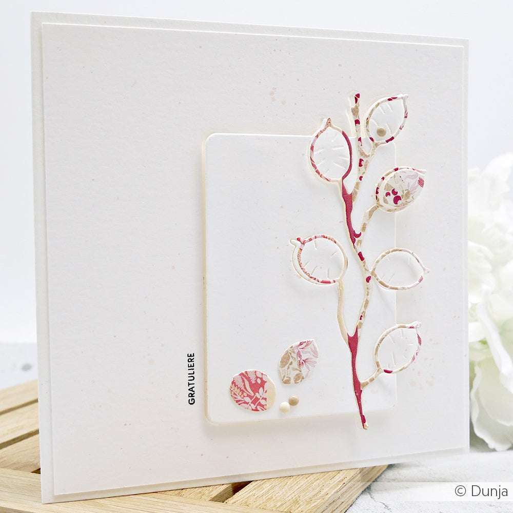 Minimalistische Grußkarte von Alexandra Renke mit einem zarten Blütenzweig, gestaltet mit PAPPcut®ies Deep Edge Motivstanzen, und elegantem Text "GRATULIERE" auf strahlend weißem Hintergrund.