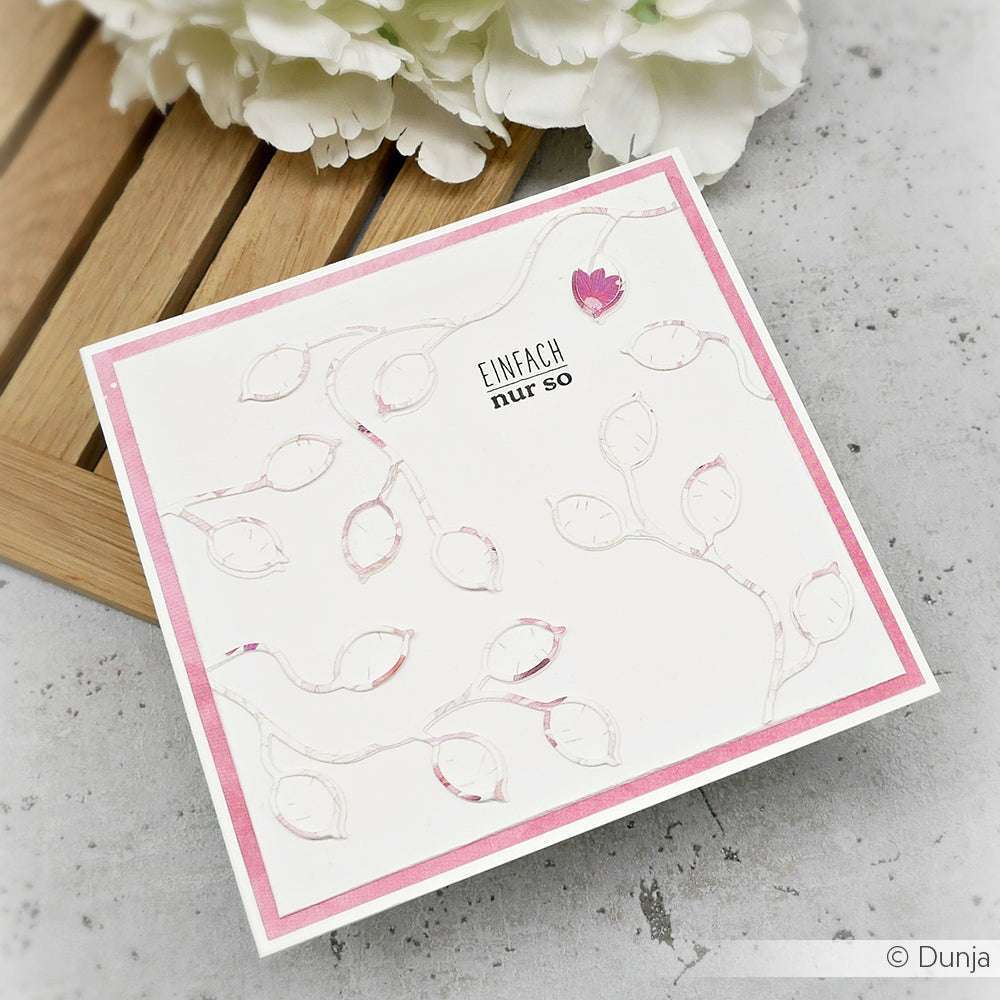 Quadratische Karte von Alexandra Renke mit einem zarten rosa-weißen Blumendesign, deutschem Text, einem kleinen rosa Herz und eleganten Details, die mit PAPPcut®ies Deep Edge Motivstanzen hergestellt wurden.