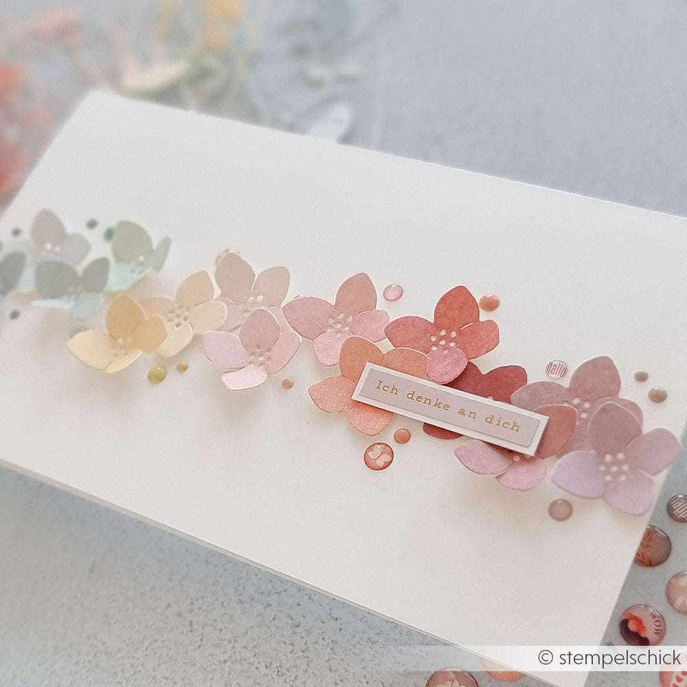 Eine Karte von Alexandra Renke mit pastellfarbenen 3D-Papierblumen, hergestellt mit Deep Edge Motivstanzen, mit dem deutschen Text "Ich denke an dich" auf weißem Hintergrund.