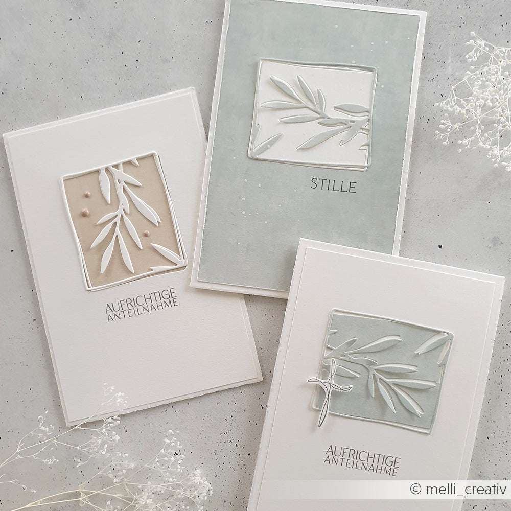 Drei minimalistische Beileidskarten von Alexandra Renke, mit zarten Blattmotiven aus Motivstanze Gräserrahmen und deutschem Text auf hellem, neutralem Hintergrund.