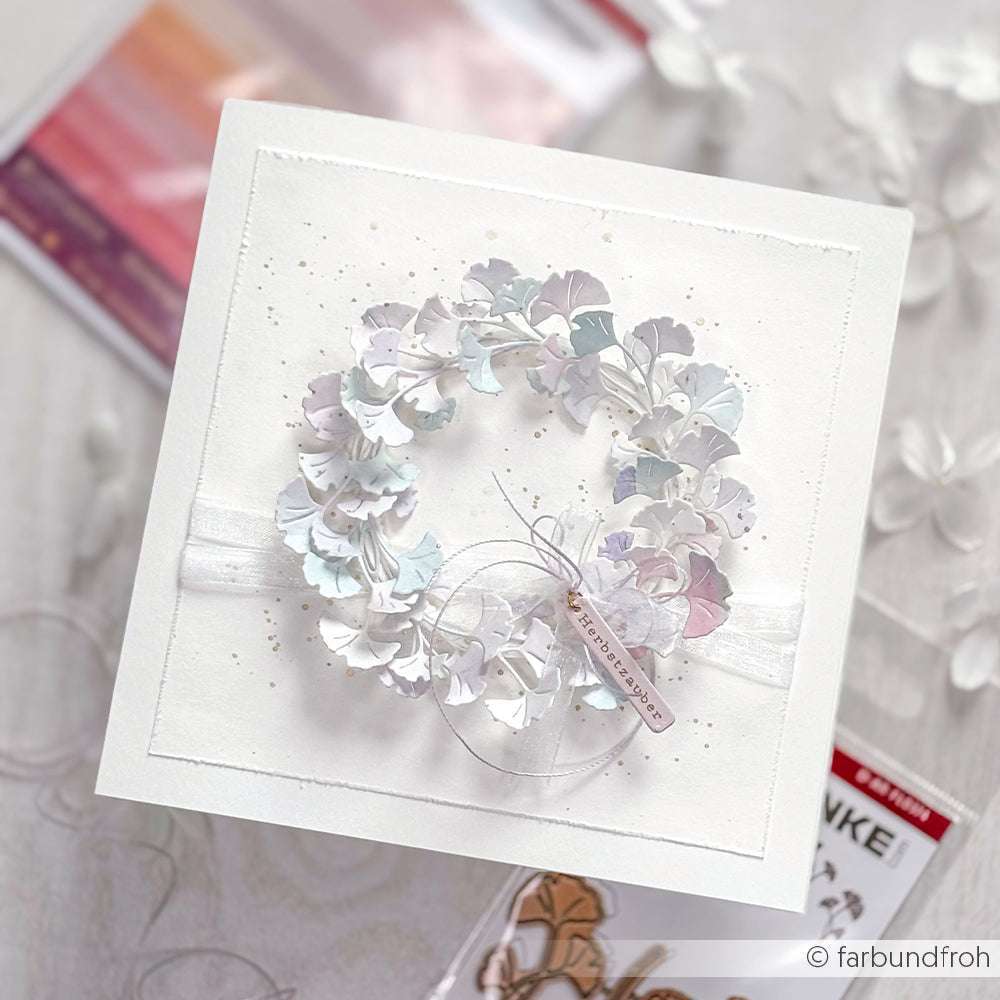 Eine handgefertigte Karte mit einem zarten pastellfarbenen Blumenkranz aus Papier, der mit Alexandra Renke PAPPcut®ies und Deep Edge Motivstanzen hergestellt wurde. Abgeschlossen wird die Karte mit einem kleinen Anhänger auf weißem Strukturpapier.