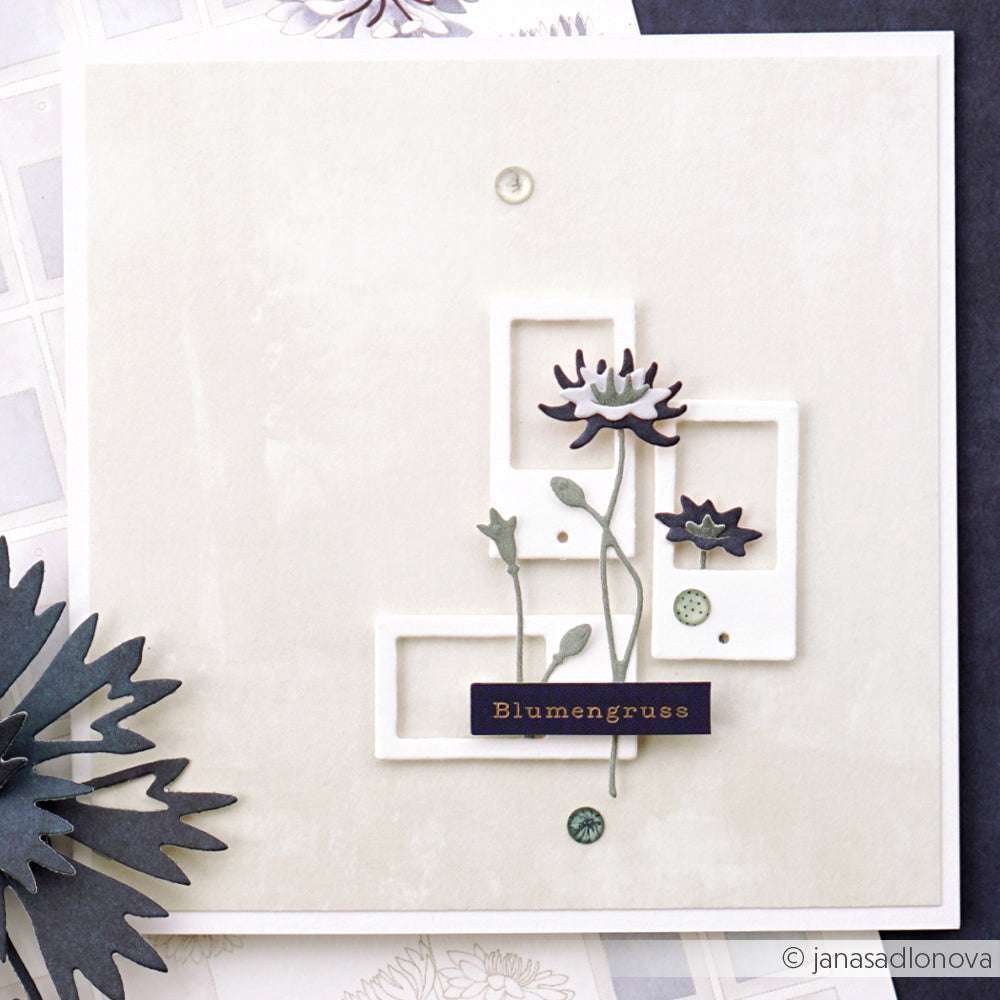 Quadratische Grußkarte von Alexandra Renke mit geschichteten Rahmen, zarten Blumenausschnitten, die mit Deep Edge Motivstanzen hergestellt wurden, und 'Blumengruß' auf einem Etikett.