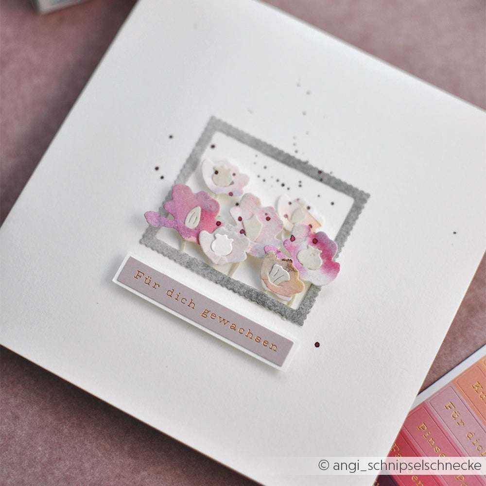 Handgemachte Karte mit rosa und weißen Papierblumen aus der Alexandra Renke Motivstanze Mini Mohnblumen mit dem Text "Für dich gewachsen" auf weißem Hintergrund.
