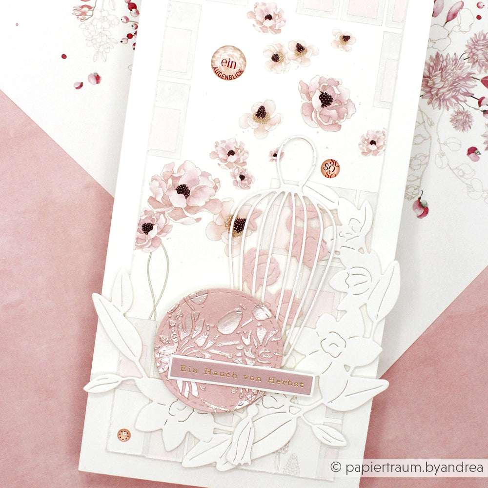 Handgefertigte Karte von Alexandra Renke mit rosa Blumen, einem Vogelkäfig und dem Text "Ein Hauch von Herbst" auf weißem Hintergrund, hergestellt mit Deep Edge Motivstanzen und zarten PAPPcut®ies-Details für zusätzlichen Charme.