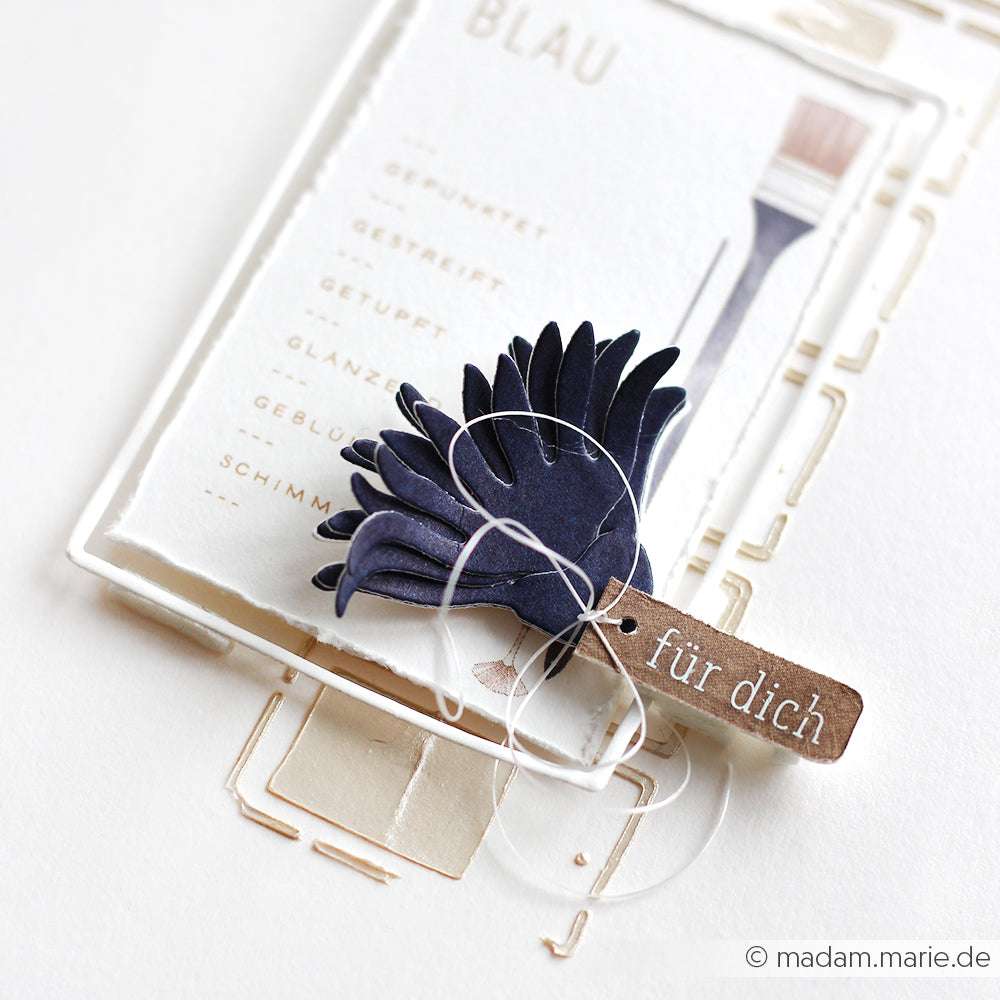 Eine handgefertigte Karte von Alexandra Renke mit einer blauen Papierblume, die mit der Kornblume gestanzt wurde, einem "Für dich"-Anhänger und einem künstlerischen Hintergrund - hergestellt mit PAPPcut®ies Deep Edge Motivstanzen.