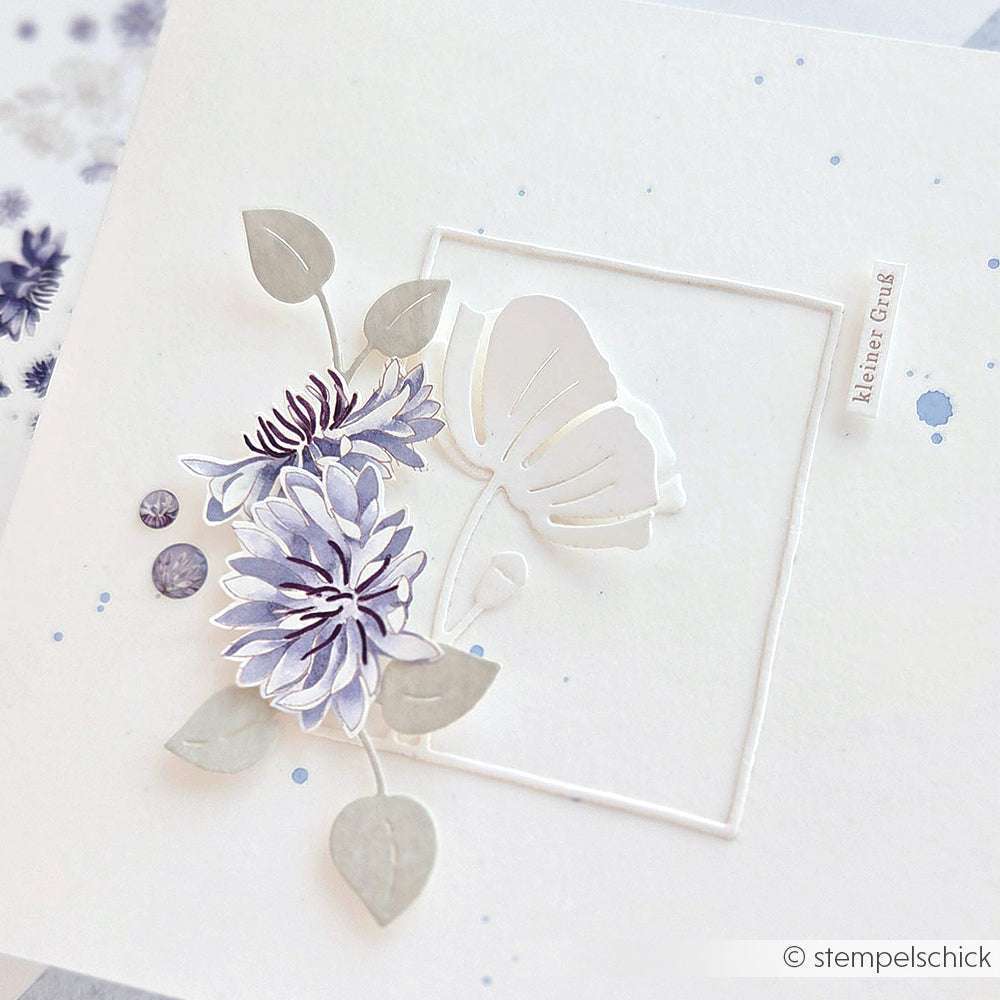 Handgefertigte Karte von Alexandra Renke mit violetten Blumen, Blättern und einem weißen Schmetterling in einem quadratischen Rahmen auf weißem Grund, hergestellt mit Deep Edge Motivstanzen für scharfe Details.