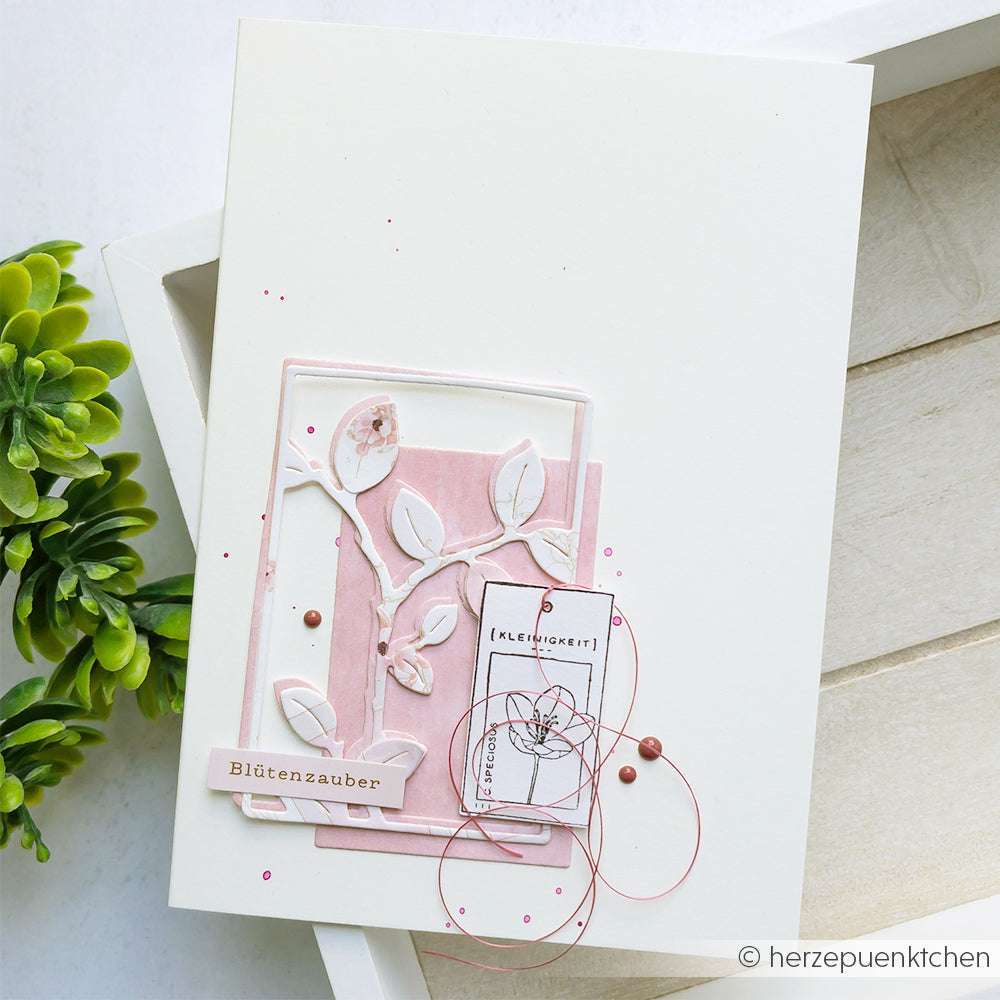 Handgefertigte Karte von Alexandra Renke mit rosa und weißem Blumendesign, Drahtdetails und "Blütenzauber". Akzente mit Deep Edge Motivstanzen und PAPPcut®ies Motivstanze Zweig im Rahmen für zusätzliche Eleganz.