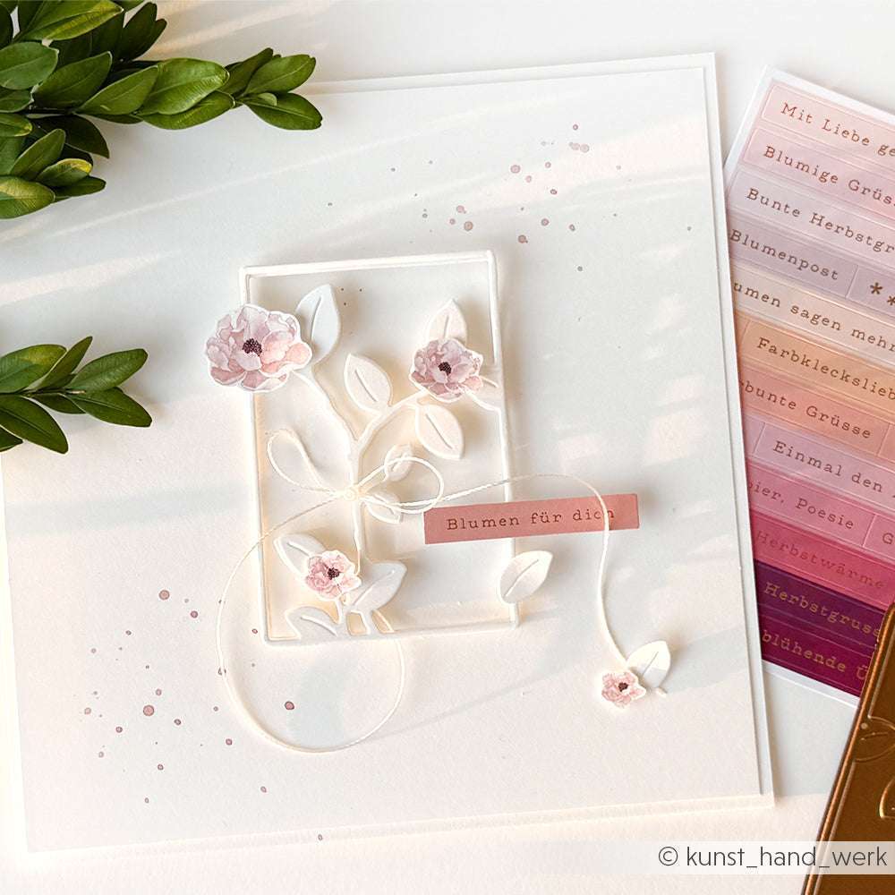 Handgefertigte Karte von Alexandra Renke mit rosafarbenen Blumen, zarten Blättern und einem "Blumen für dich"-Schriftzug auf weißem Untergrund, hergestellt mit Deep Edge Motivstanzen und PAPPcut®ies Motivstanze Zweig im Rahmen für zusätzliche Details.