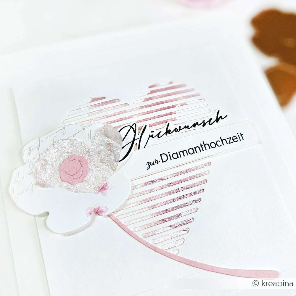Grußkarte von Alexandra Renke mit einer rosafarbenen und weißen Blume aus Deep Edge Motivstanzen, einem gestreiften Herz und einem deutschen Text: Herzlichen Glückwunsch zur Diamanthochzeit.