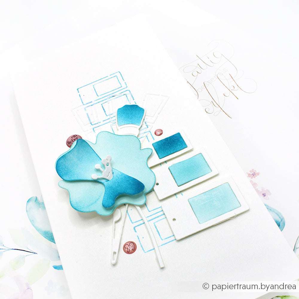 Handgefertigte Karte von Alexandra Renke mit einer blauen Blume, Aquarellquadraten und eleganter Kalligrafie auf weißem Designpapier, gefertigt mit Motivstanze für zarte Akzente.