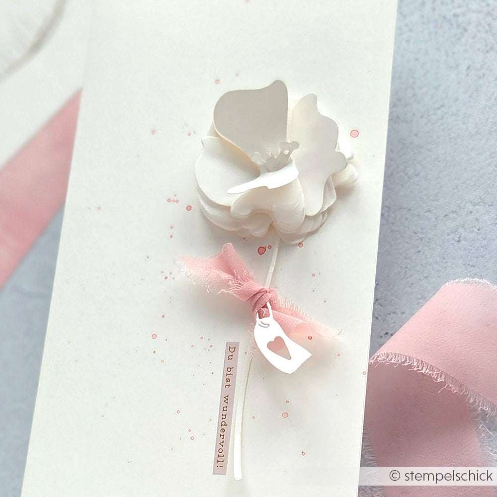 Weiße Papierblumenkarte mit rosa Schleife und Geschenkanhänger, hergestellt mit Alexandra Renke PAPPcut®ies Motivstanze, mit dem Text "Du bist wundervoll.