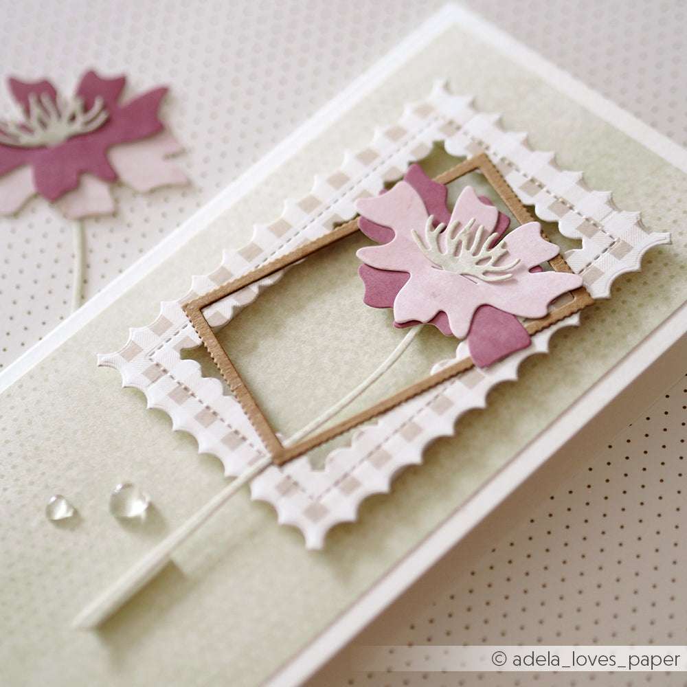 Handgefertigte Karte mit einer geschichteten rosa und weißen Papierblume, die mit Alexandra Renke Deep Edge Stanzen hergestellt wurde, akzentuiert durch einen dekorativen Rand auf einem sanften grünen Hintergrund.