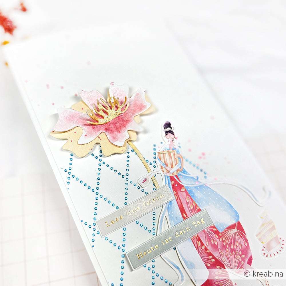 Handgefertigte Karte von Alexandra Renke mit einer rosafarbenen Blume, blauen gepunkteten Linien und einer illustrierten Frau in einem fließenden Kleid, hergestellt mit der Motivstanze Filigrane Formblüte für komplizierte Details.