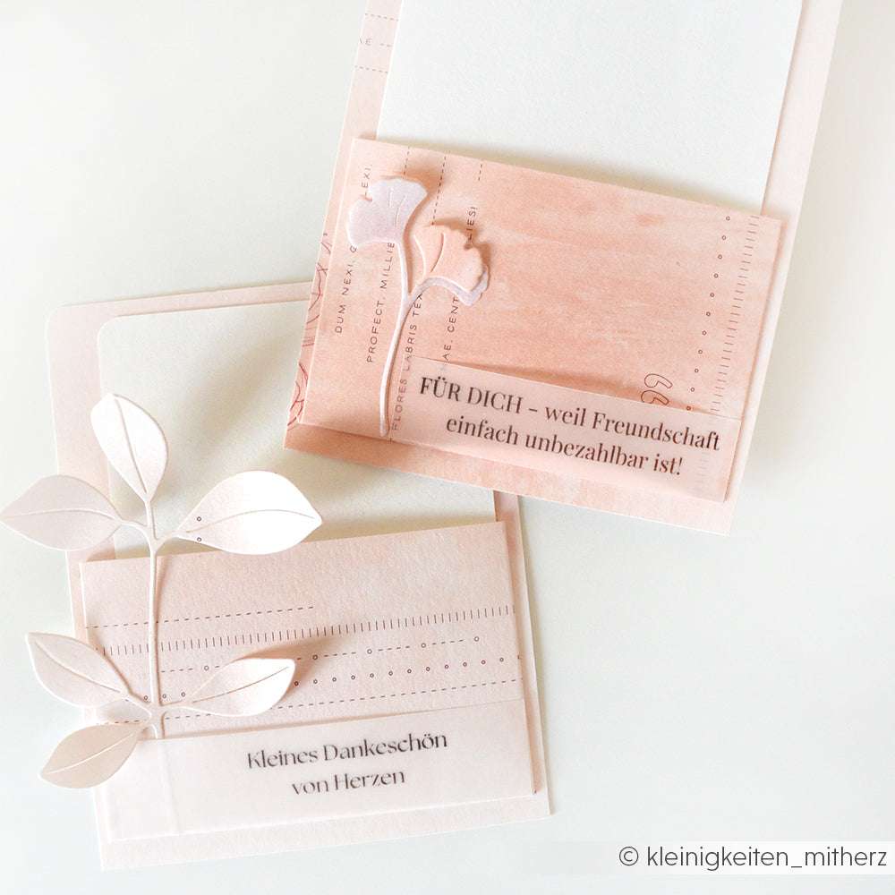Das rosa-weiße Briefpapier von Alexandra Renke bietet florale Akzente, deutsche Freundschafts- und Danksagungen in eleganter Schrift sowie charmante Verzierungen mit PAPPcut®ies und Deep Edge Motivstanzen.