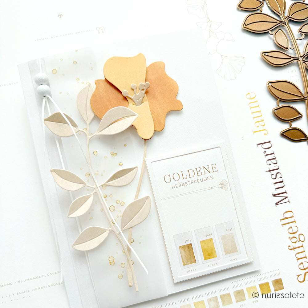 Handgemachte Karte von Alexandra Renke mit Papierblumen, Blättern und goldenen Akzenten in den Farben "Goldene" und "Senf", hergestellt mit Deep Edge Stanzen und PAPPcut®ies Motivstanze für eine detaillierte Gestaltung.