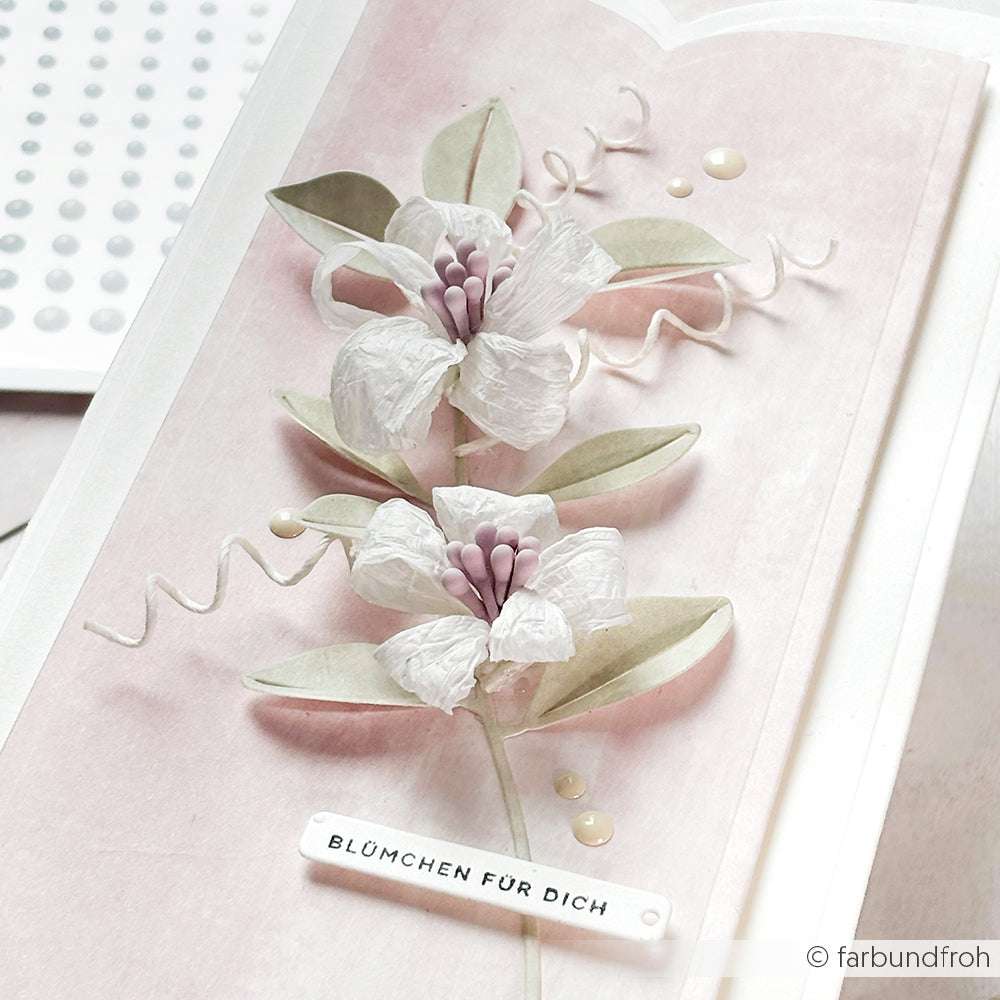 Handgefertigte Karte von Alexandra Renke mit zwei weißen Papierblumen, grünen Blättern und einem "BLÜMCHEN FÜR DICH"-Schriftzug auf Rosa, hergestellt mit einer Deep Edge Stanzen Motivstanze für scharfe Details.