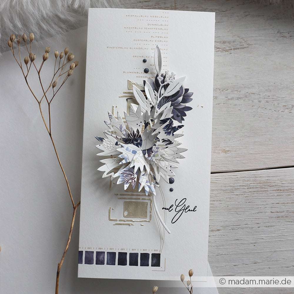 Handgemachte Karte mit geschichteten weißen und grauen Papierblumen auf einem strukturierten cremefarbenen Hintergrund, hergestellt mit Alexandra Renke Deep Edge Motivstanzen für präzise Details.