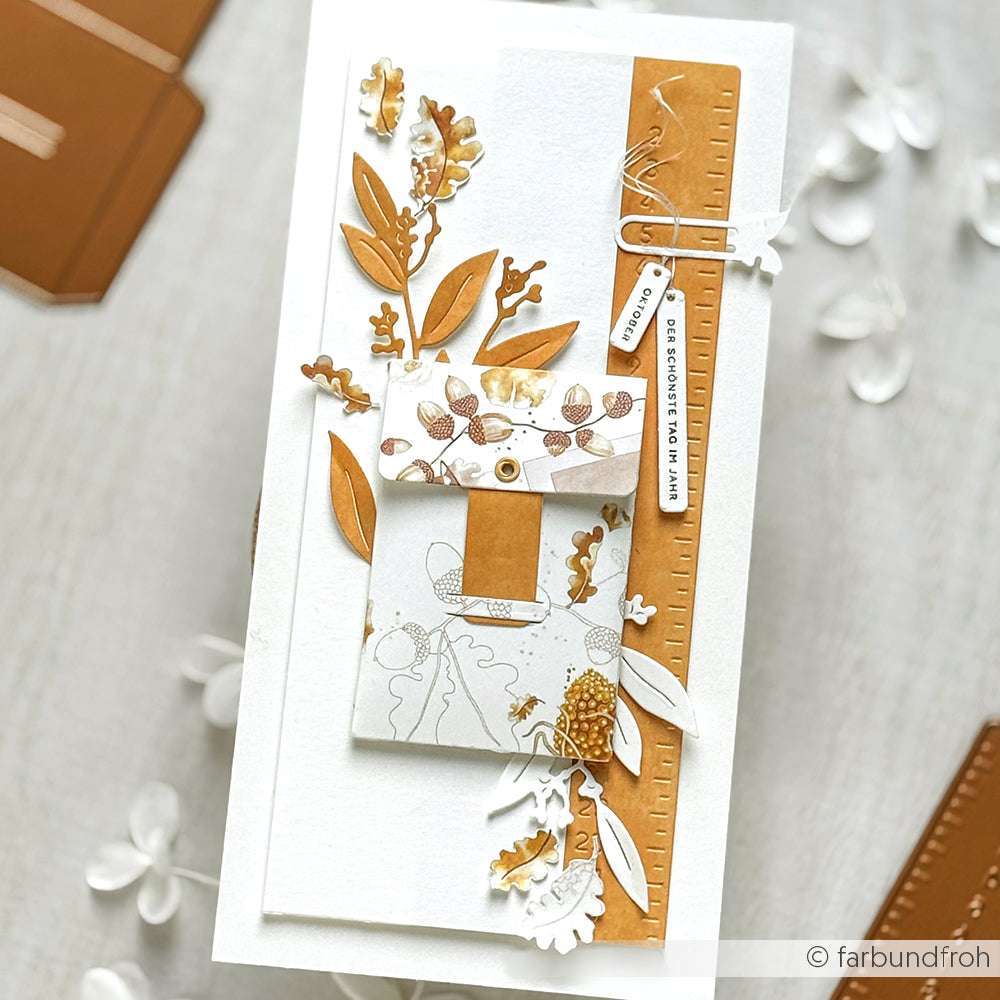 Handgemachte Karte von Alexandra Renke mit Herbstblättern, Lineal, Umschlag und Lagenpapier in warmen Braun- und Weißtönen. Gestaltet mit Deep Edge Motivstanzen für gestochen scharfe Details.