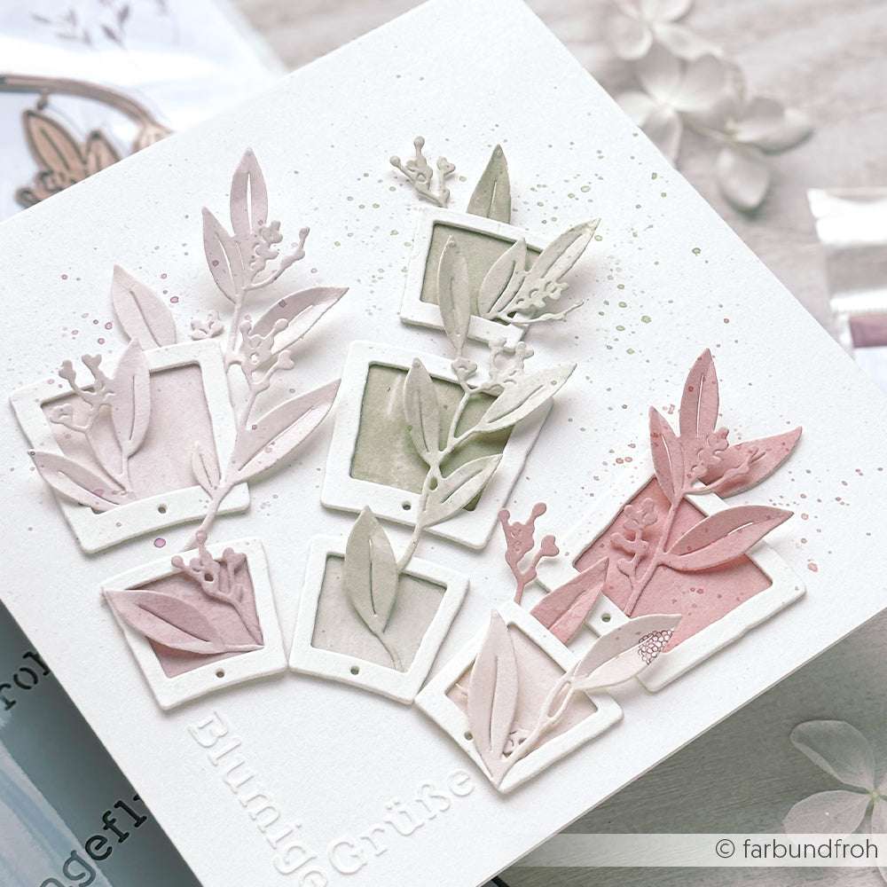 Handgemachte Karte von Alexandra Renke mit pastellfarbenen Blattausschnitten in quadratischen Rahmen, gestaltet mit PAPPcut®ies und der Motivstanze Beerenzweig, veredelt mit geprägtem Text "Blumige Grüße".