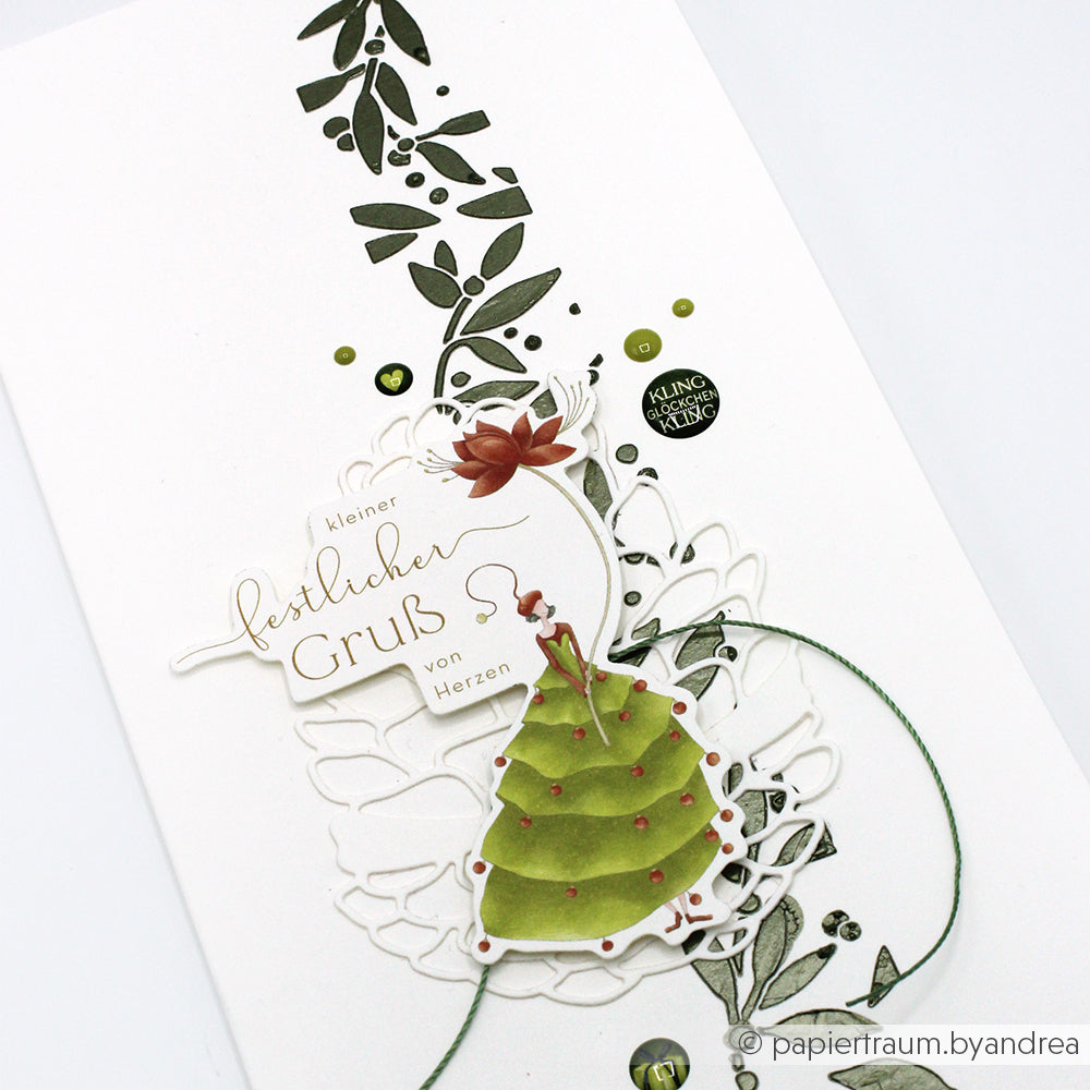 Handgefertigte Karte mit einem stilisierten Weihnachtsbaum, grünen Blättern und deutschen Weihnachtsgrüßen auf weißem Hintergrund - hergestellt mit Alexandra Renke 100% Stahl DieCut Systemen für gestochen scharfe Details.