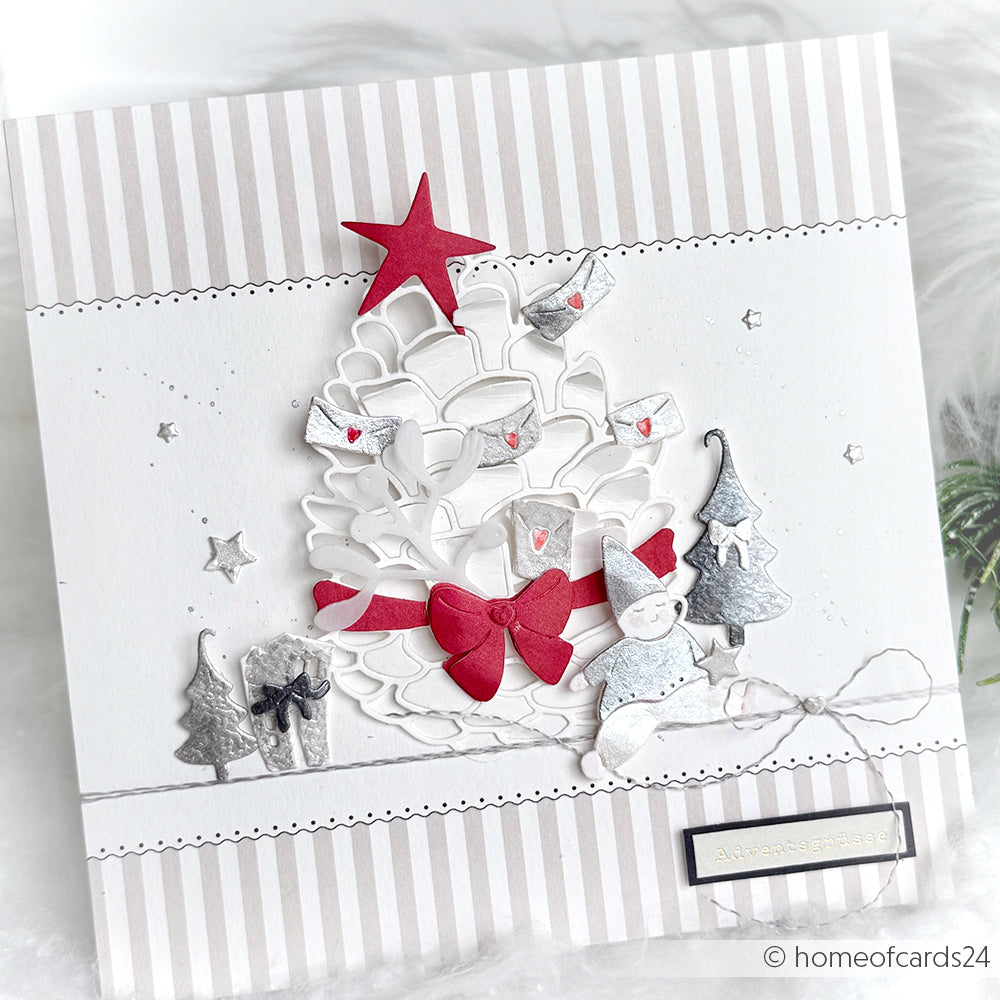 Handgefertigte Weihnachtskarte mit weißem, geschichtetem Baum, roten Schleifen, silbernen Akzenten und festlichen Ausschnitten, die mit Alexandra Renke Designpapieren und der Motivstanze Geschenkzapfen Stanzsysteme für eine einzigartige Weihnachtsstimmung sorgen.