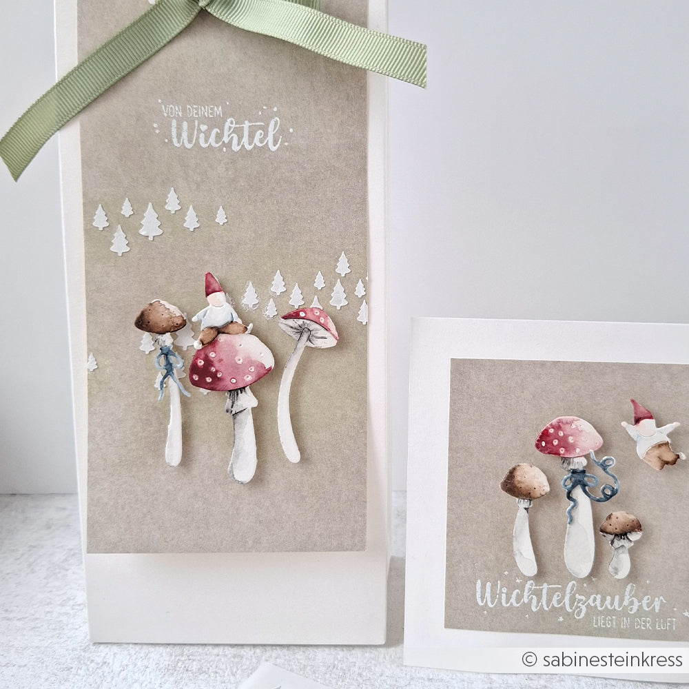 Geschenktüte und Karte mit Wichtel-, Pilz- und Baum-Illustrationen auf neutralem Hintergrund - hergestellt mit Alexandra Renke Motivstanze Glückspilze-Trio und Designpapieren 200g für einzigartige gestanzte Akzente.