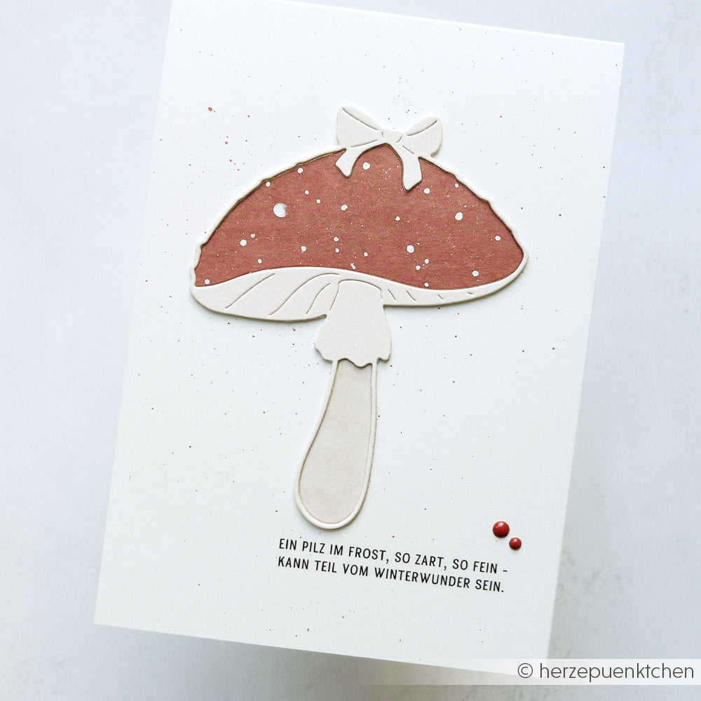 Minimalistische Karte von Alexandra Renke mit einer rot-weißen Pilz-Illustration, deutschem Text und zwei kleinen roten Punkten - ideal zum Hervorheben von Motivstanze Freudenpilz Dies und kompatibel mit verschiedenen Stanzsystemen.