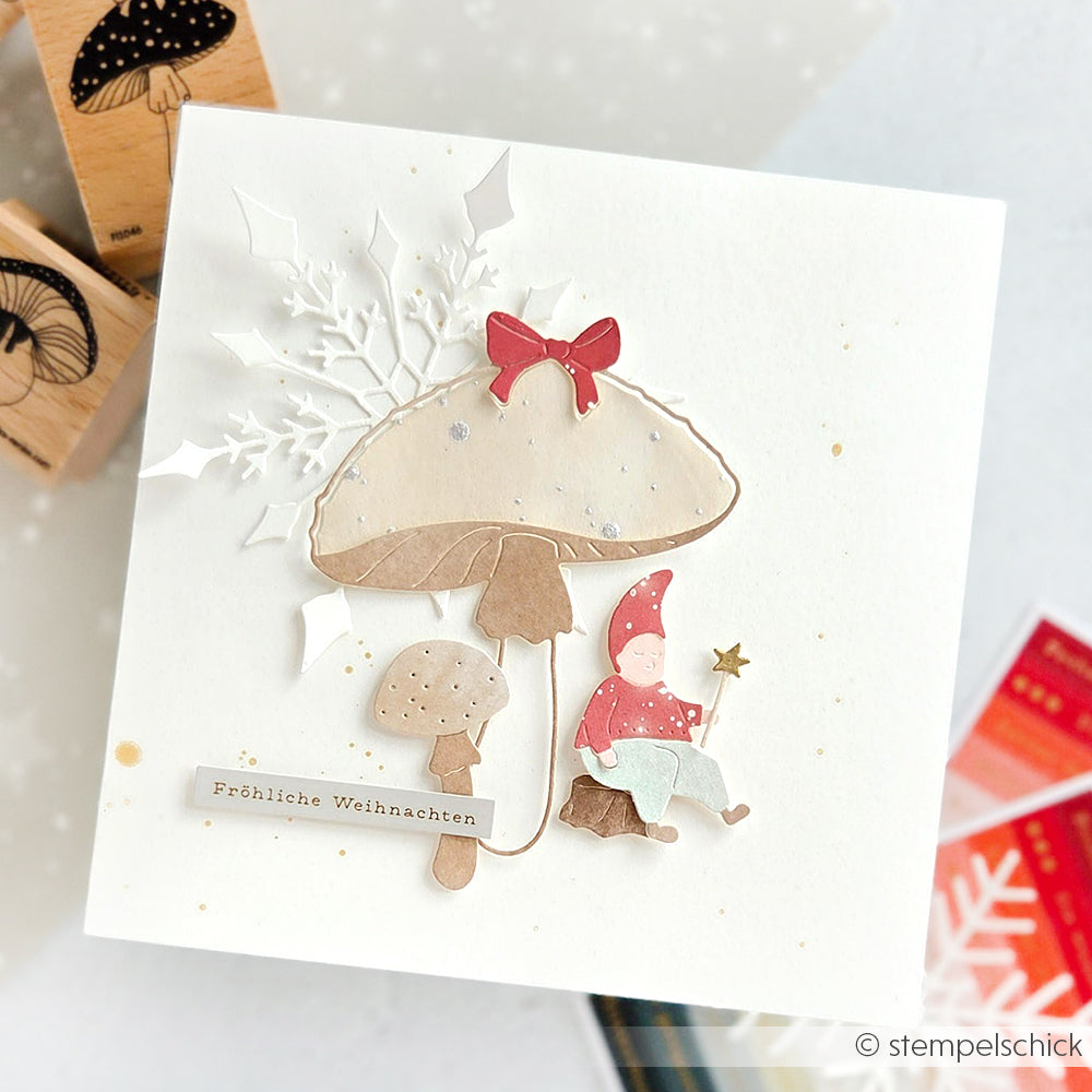 Weihnachtskarte von Alexandra Renke mit Wichtel, Freudenpilz, Schneeflocken und "Fröhliche Weihnachten" auf Weiß - ideal zum Basteln mit Ihrer Lieblingsmotivstanze oder Ihren Stanzsystemen.