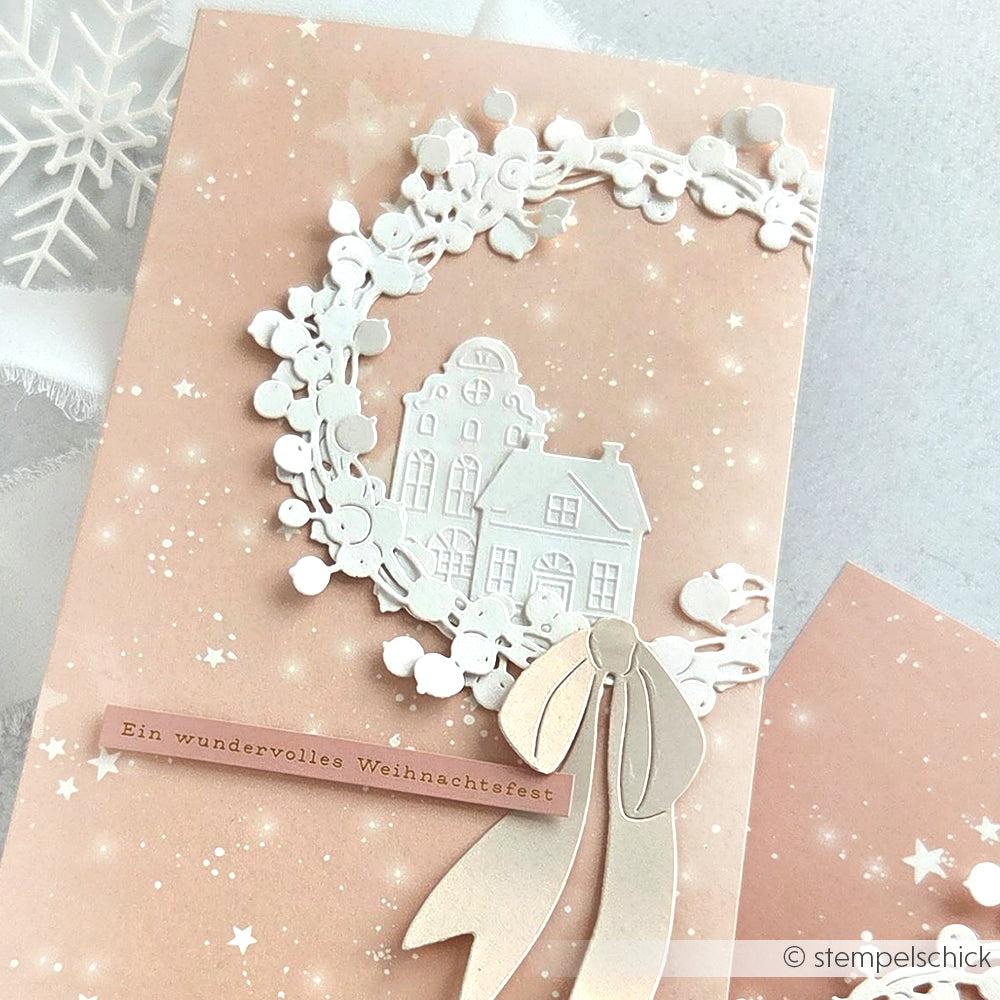 Rosa Weihnachtskarte von Alexandra Renke mit weißem Haus, Motivstanze Großer Beerenkranz, goldener Schleife und deutschem Gruß. Ideal zum Basteln mit Designpapieren und Stanzsystemen.