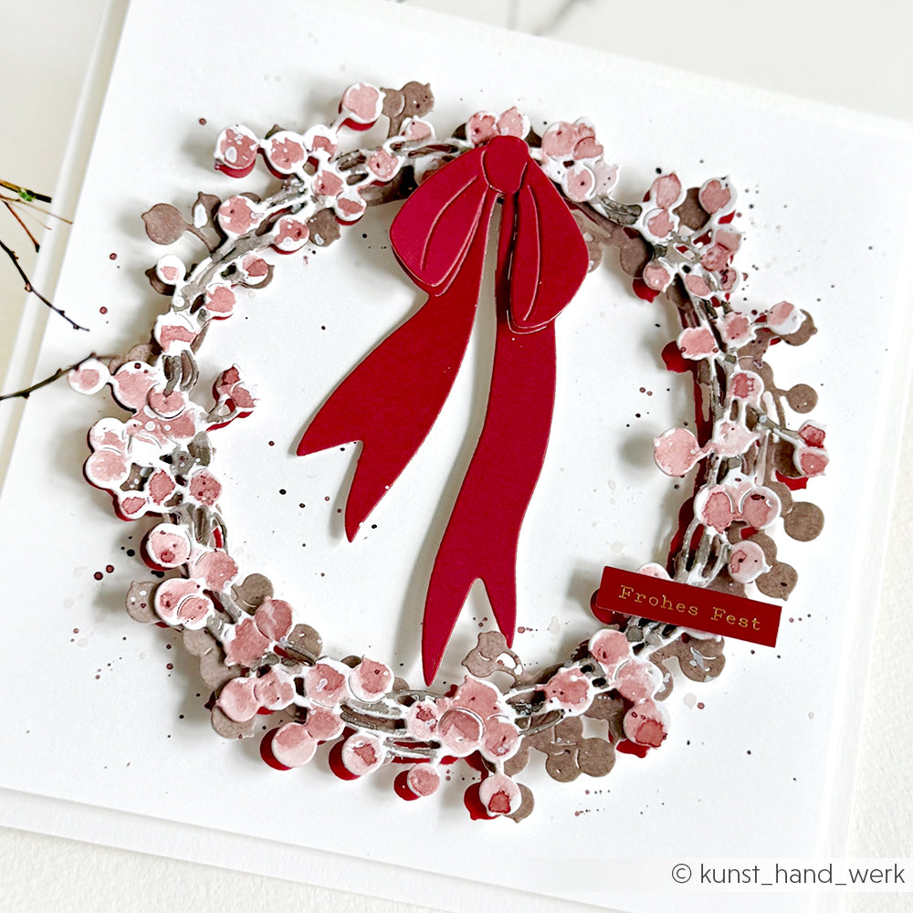 Handgefertigte Karte von Alexandra Renke mit rotem Kranz der Motivstanze Großer Beerenkranz, rosa Blumenakzenten und "Frohes Fest" auf hochwertigem Designpapier 200g-ideal für Stanzen für DieCut Systeme.