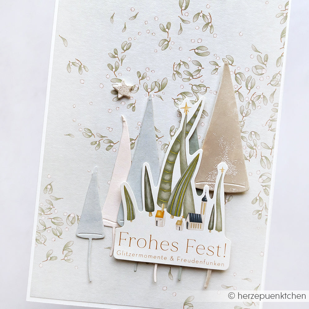 Handgemachte Weihnachtskarte von Alexandra Renke mit illustrierten Bäumen, Sternen und "Frohes Fest!" Erstellt mit Motivstanze Schiefe Tannen und hochwertigen Designpapieren für einen festlichen Touch.