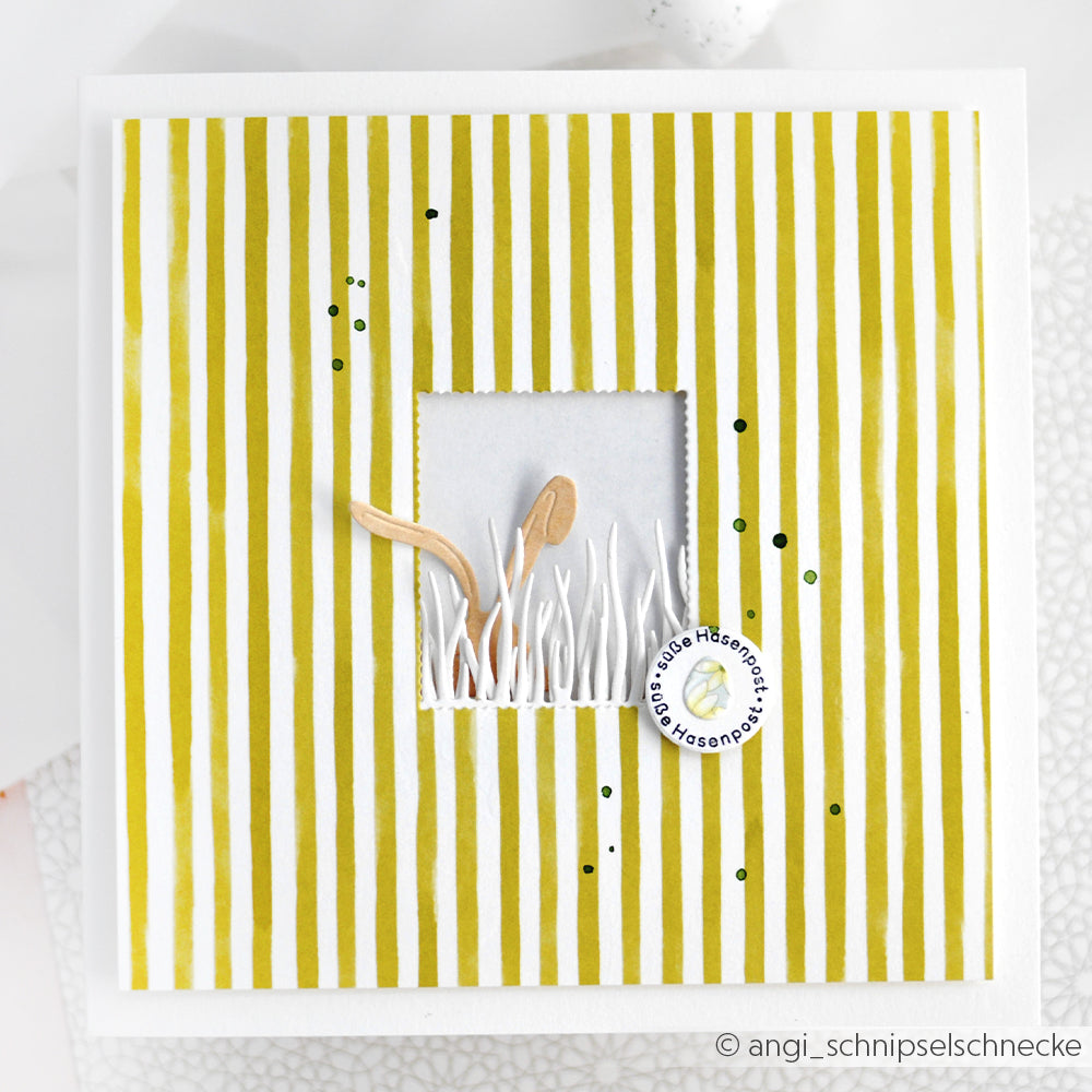 Quadratische Karte von Alexandra Renke mit gelben und weißen Streifen, einem ausgeschnittenen Fenster und minimalistischen Akzenten aus Naturpapier, hergestellt mit DieCut Systemen und dem Motivstanze Grasbüschel-Set.