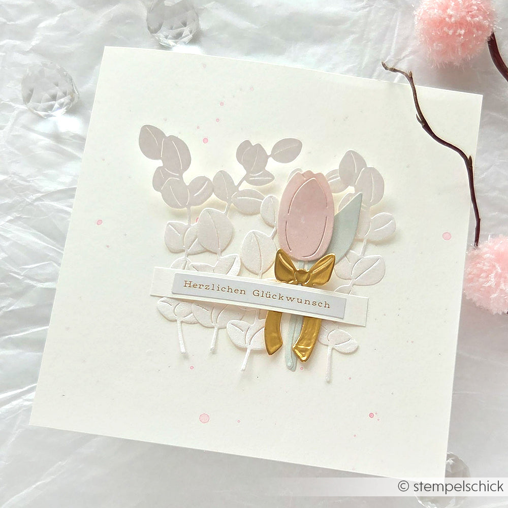 Handgefertigte Karte von Alexandra Renke mit einer rosa-goldenen Tulpe, weißen Blättern, die mit Dies & Motivstanze Eukalyptuszweige gefertigt wurden, und "Herzlichen Glückwunsch" auf der Vorderseite.