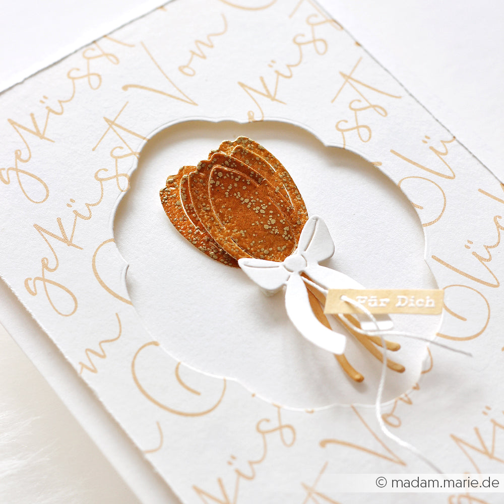 Handgefertigte Karte von Alexandra Renke mit goldener Tulpe, weißer Schleife und "Für Dich"-Anhänger auf weißem Papier mit kursiver Schrift, hergestellt mit Designpapier Stanzen und Motivstanze Tulpensträußchen für elegante Akzente.