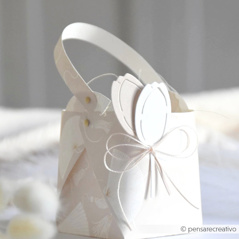 Elegante weiße Papiertüte mit Henkel, verziert mit einer Schleife und Tulpenausschnitt aus der Alexandra Renke Motivstanze Tulpensträußchen von premium Designpapiere.